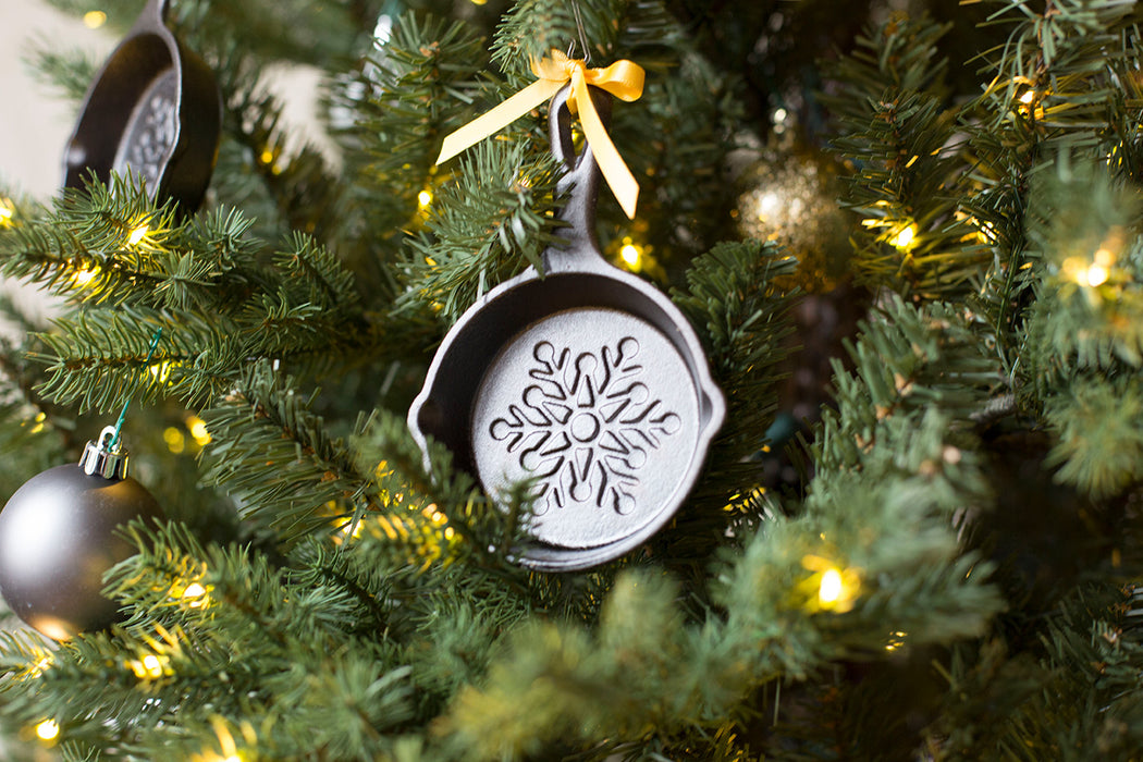 Lodge 3.5-Inch Mini Cast Iron Holiday Skillet, Snowflake Imprint